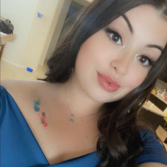 Meet your Posher, Alyssa - Picture 1 of 1